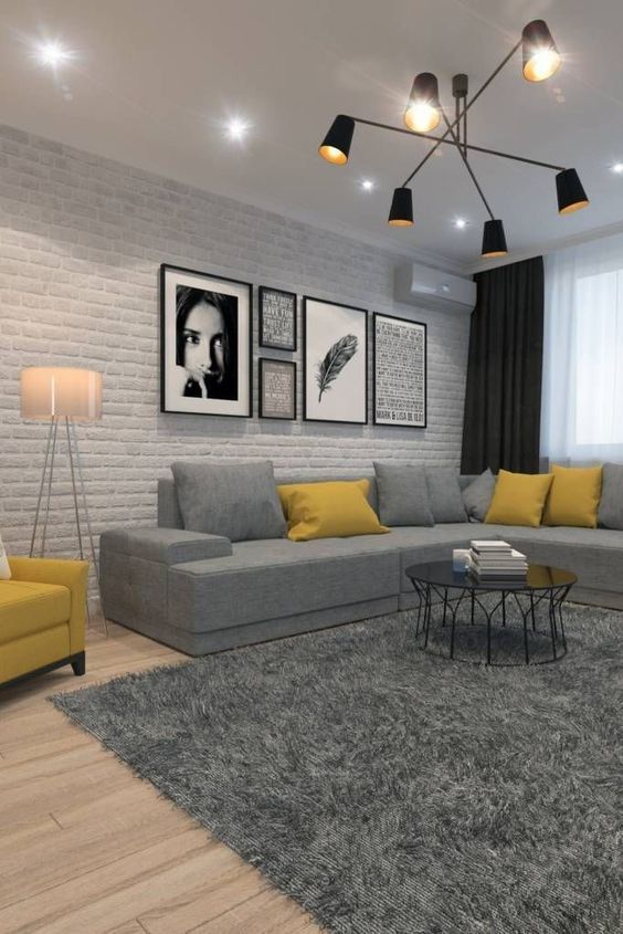 Sala de estar com tapete, sofá e quadros auxilia no isolamento acústico