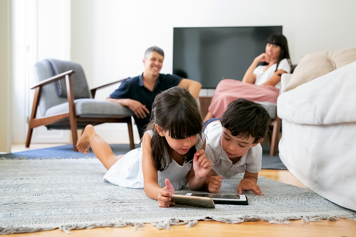 Conecta Reforma pais trabalhando em casa e aproveitando os filhos