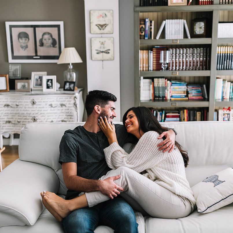 conecta-reforma-good-vibes-only-casal-feliz-sorrindo-apartamento
